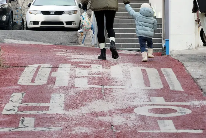 서울시내 한 어린이집에서 한 어린이가 등원하고 있다.