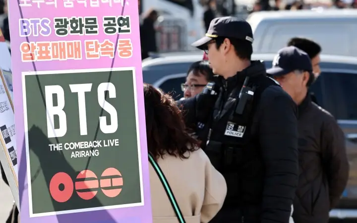 방탄소년단(BTS) 완전체 컴백 공연이 이틀 앞으로 다가온 19일 서울 종로구 광화문광장 인근에 암표 단속을 알리는 입간판이 설치되어 있다.